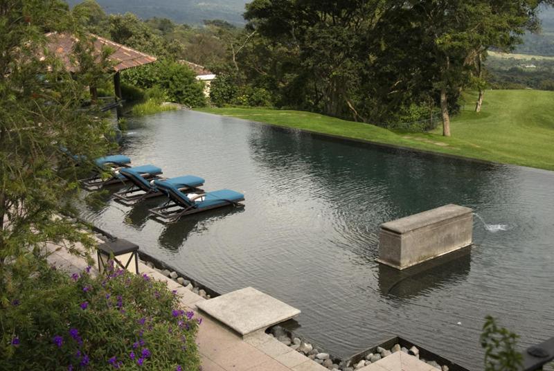 Hotel La Reunion Golf Resort And Residences Antigua ภายนอก รูปภาพ