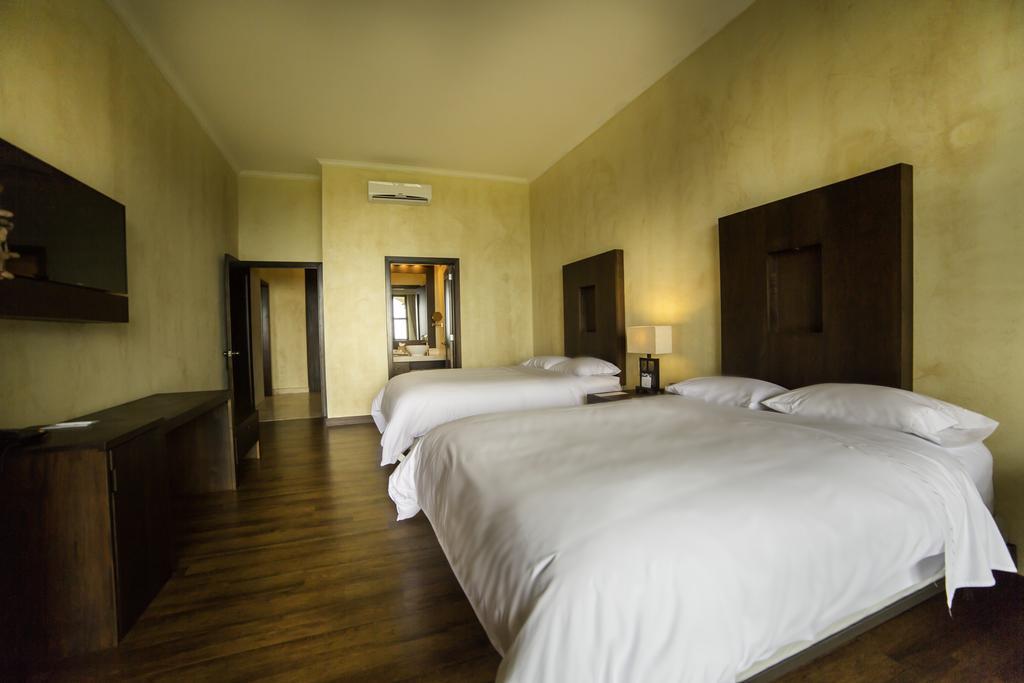 Hotel La Reunion Golf Resort And Residences Antigua ภายนอก รูปภาพ