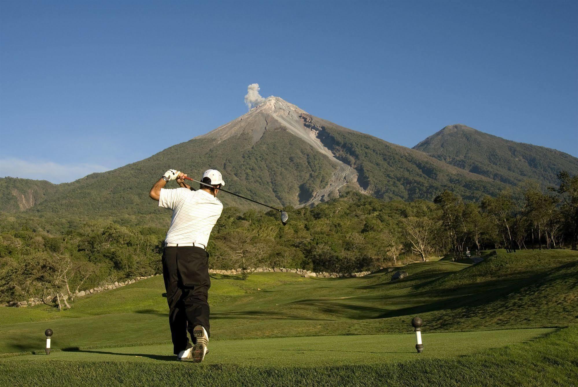 Hotel La Reunion Golf Resort And Residences Antigua ภายนอก รูปภาพ