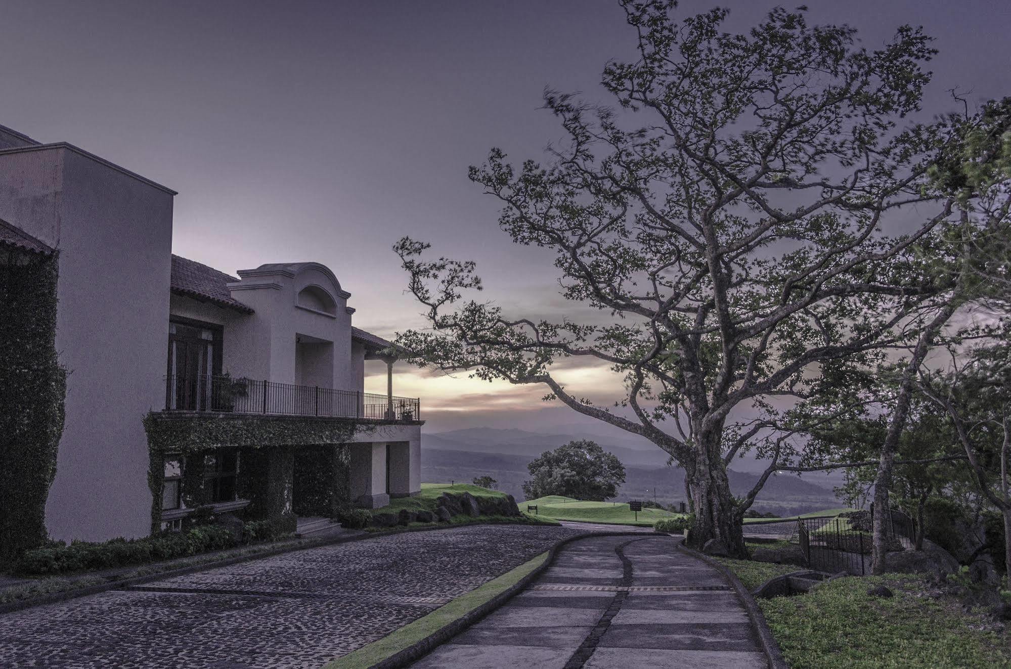 Hotel La Reunion Golf Resort And Residences Antigua ภายนอก รูปภาพ