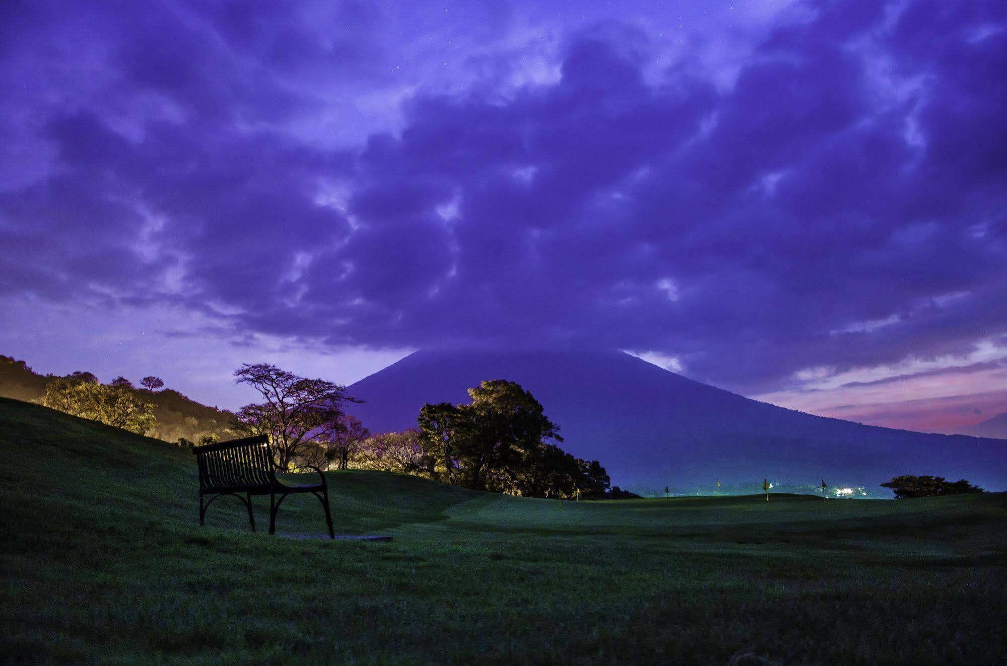 Hotel La Reunion Golf Resort And Residences Antigua ภายนอก รูปภาพ