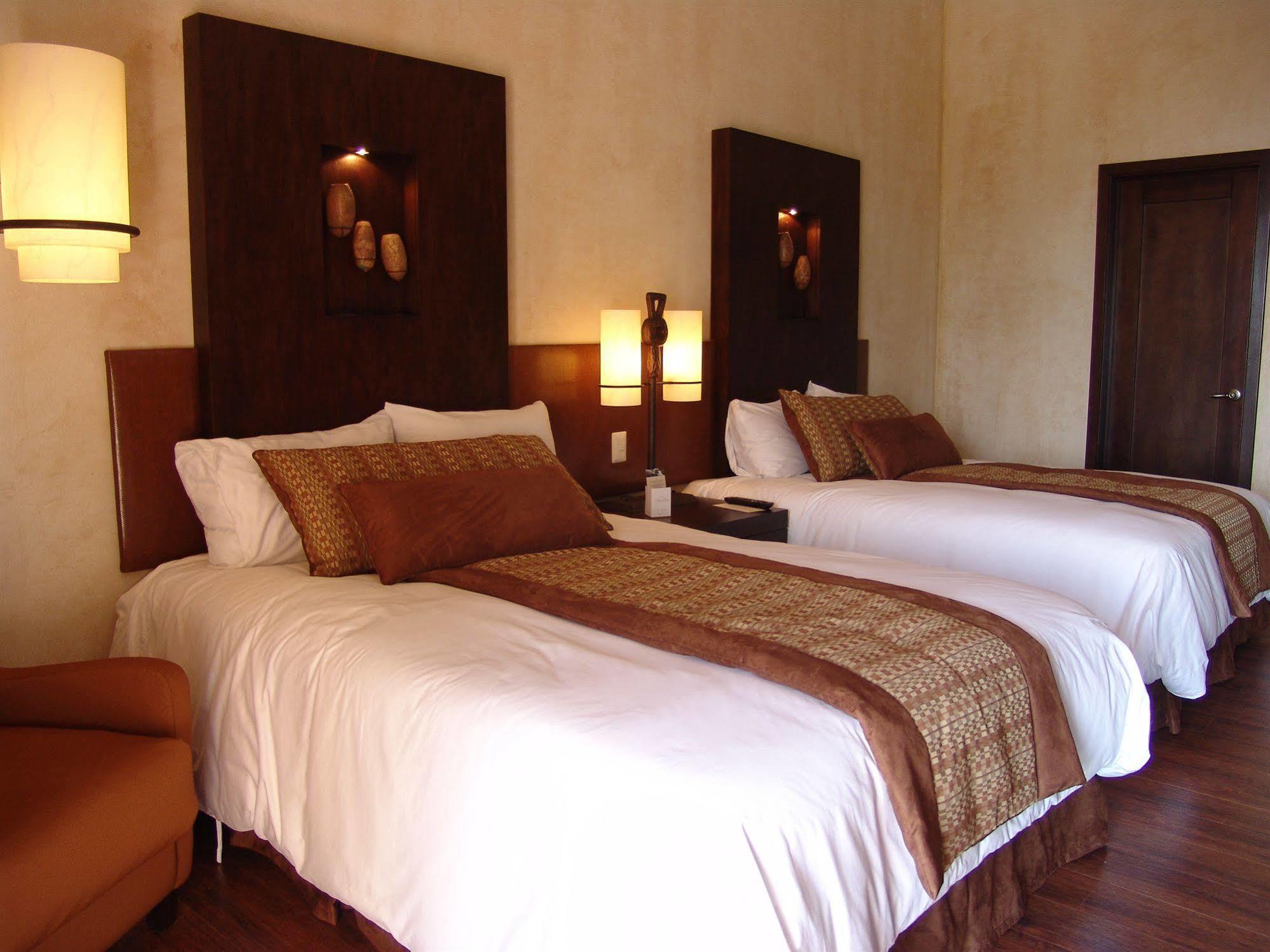 Hotel La Reunion Golf Resort And Residences Antigua ภายนอก รูปภาพ