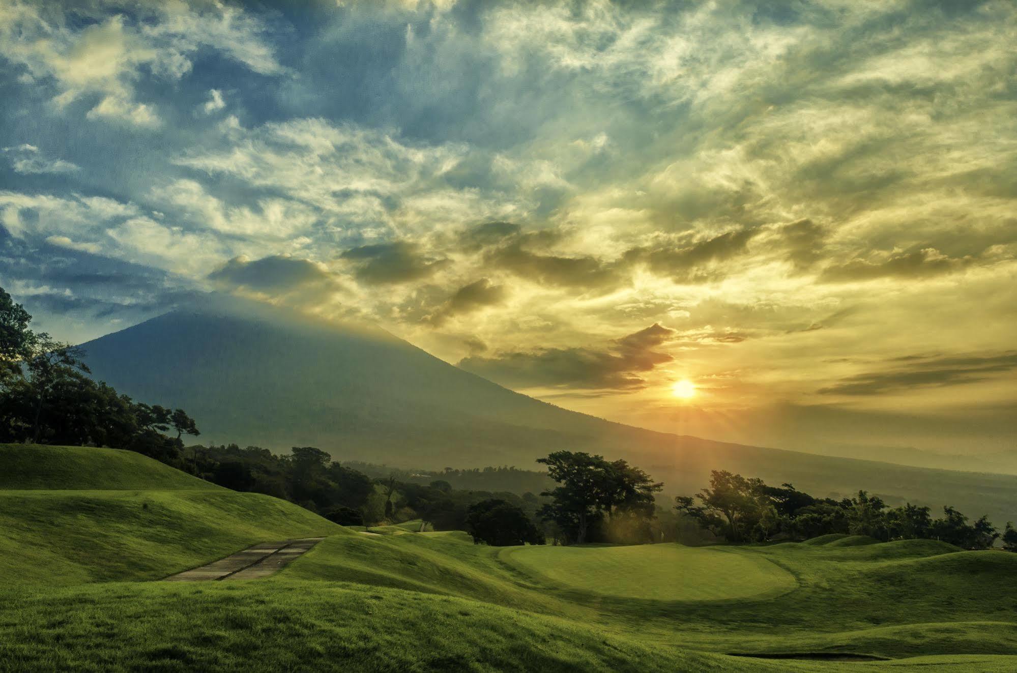 Hotel La Reunion Golf Resort And Residences Antigua ภายนอก รูปภาพ