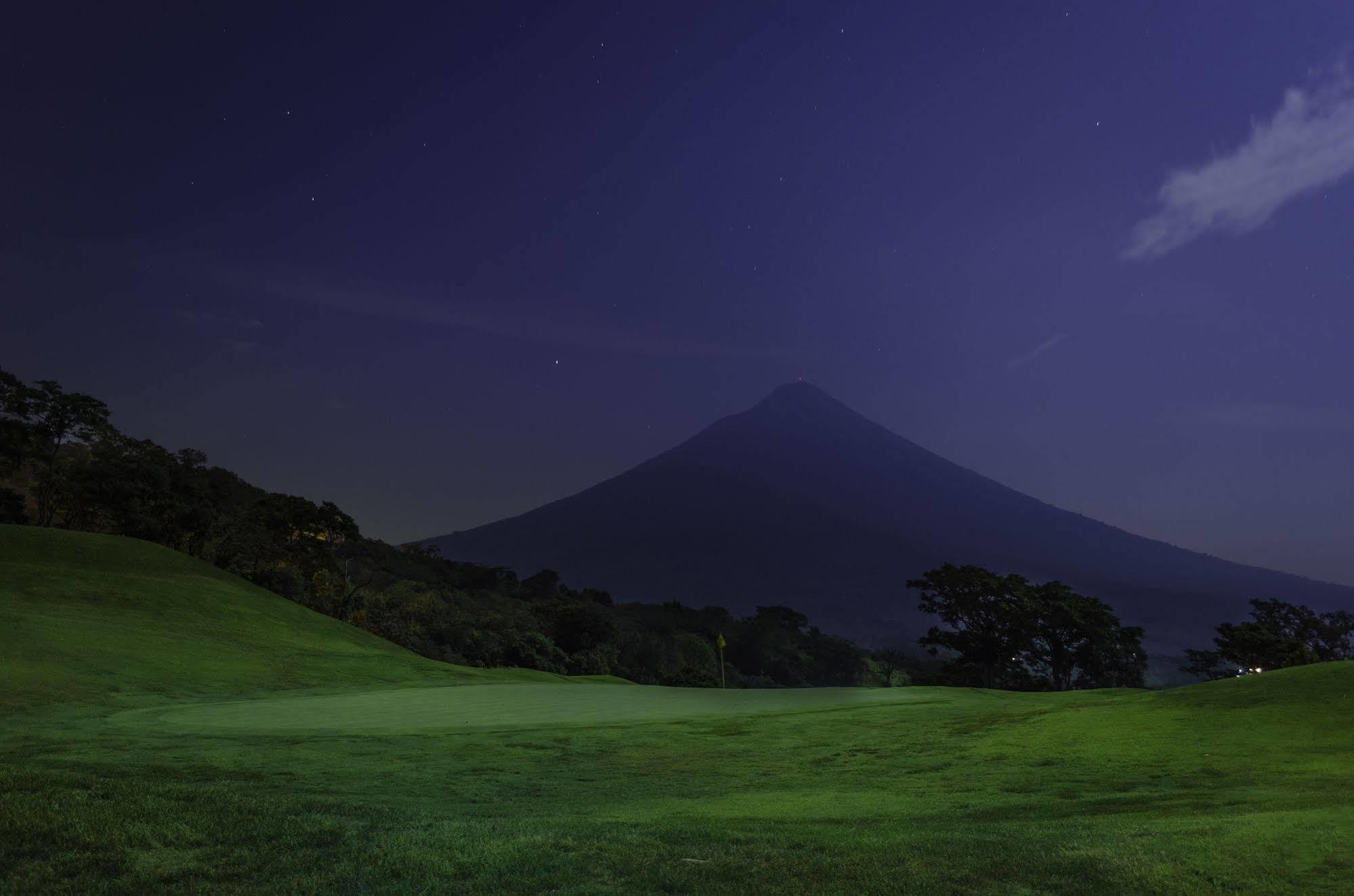 Hotel La Reunion Golf Resort And Residences Antigua ภายนอก รูปภาพ